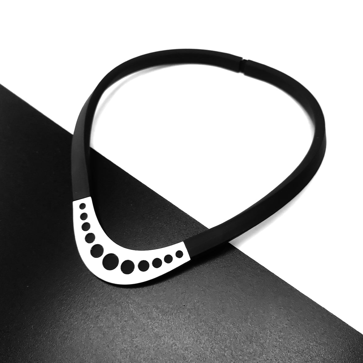 ALLYSON choker White on Black