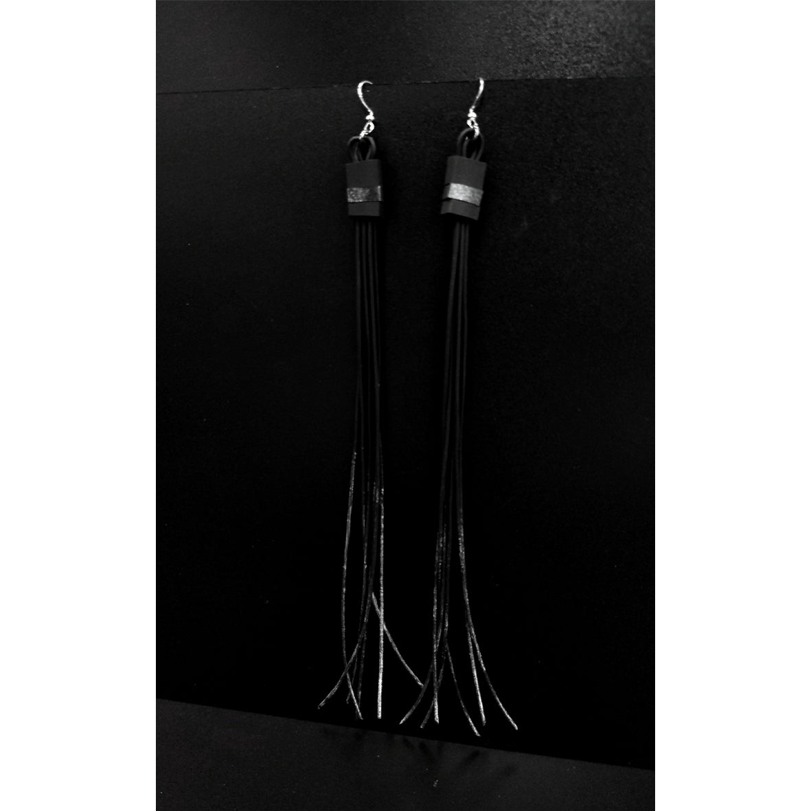 FAIZA long rubber tassel earrings Silver & Black