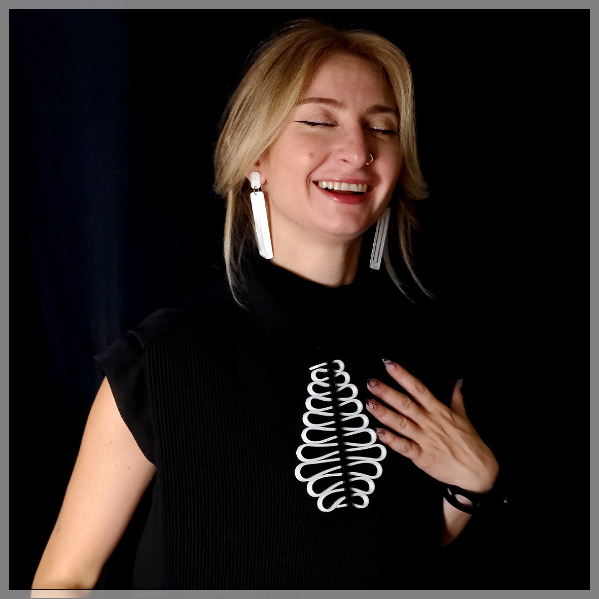 ELIO, bijou contemporain BLANC / noir