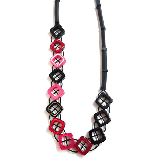 MAEVE resin long necklace Fuchsia Pink