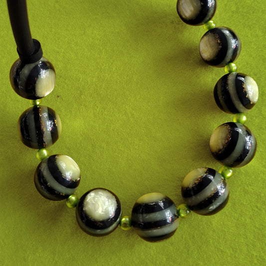 SONORA collier court en perles de résine Mist Pistachio