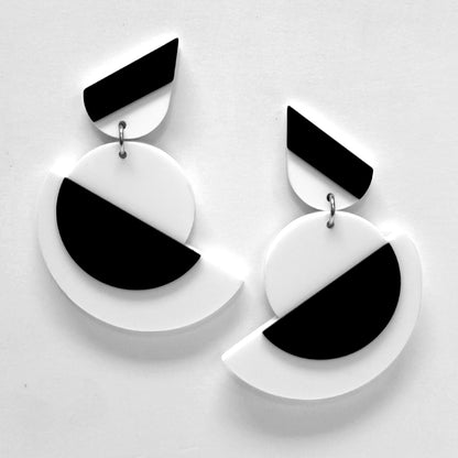 Boucles d'oreilles pendantes et tiges Suzanna Noir/Blanc