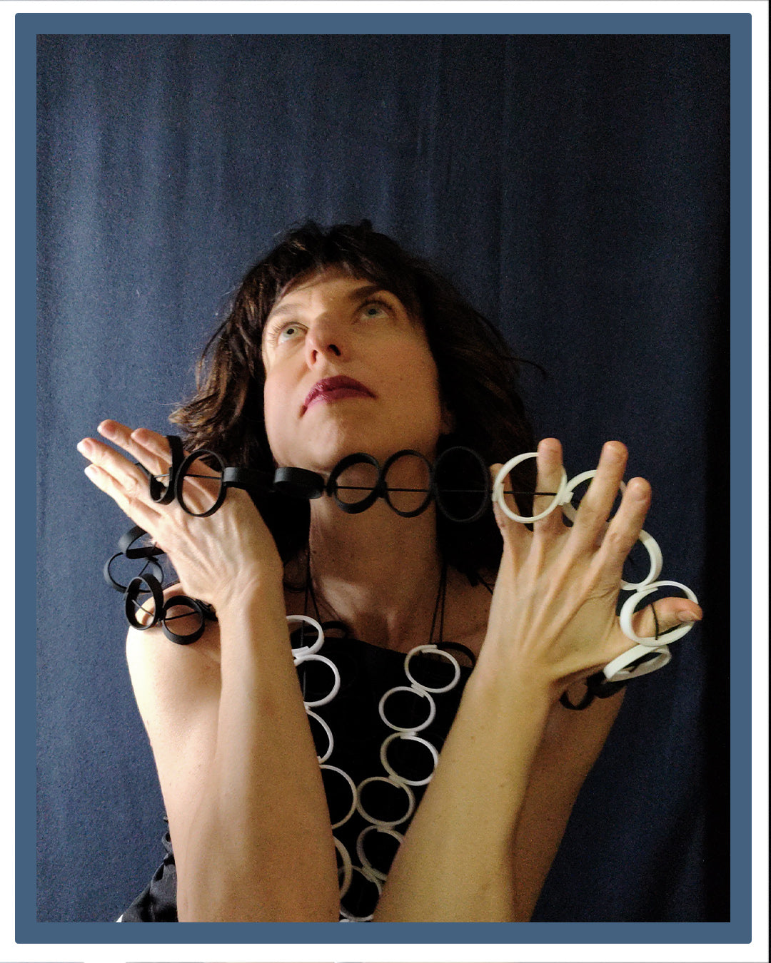 CAPRI long necklace White Black