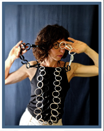 CAPRI long necklace White Black