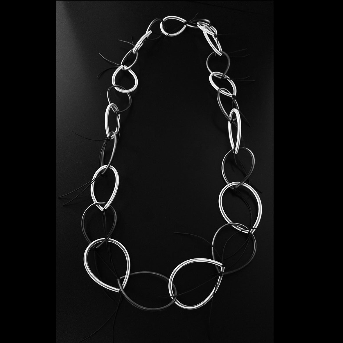 KAMPALA long "chain" necklace Black and White